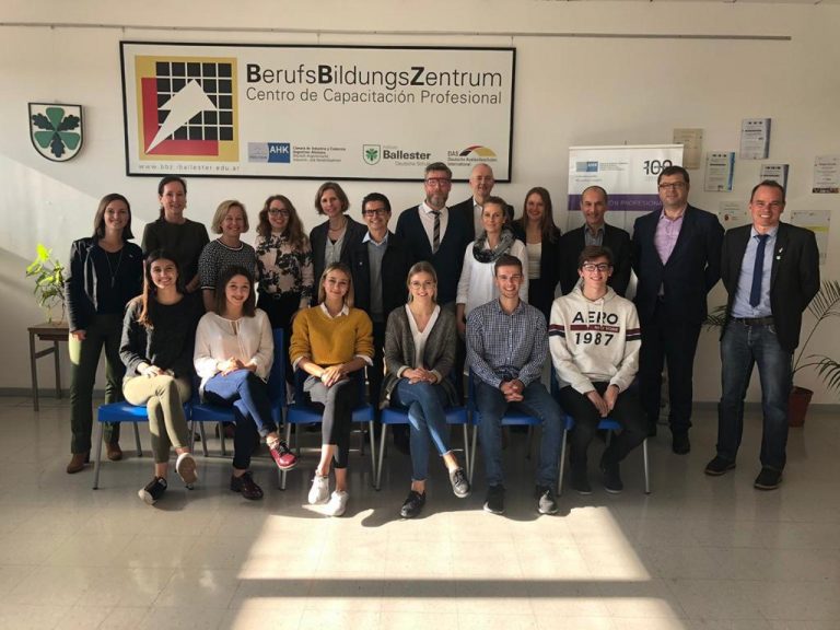 Gruppenfoto nach dem Besuch des Berufsbildungszentrum BBZ in Buenos Aires